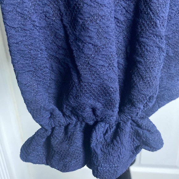 Sharagano Women’s Navy Blue Embossed Long Sleeve Top w Ruffle Cuffs sz L NWT - Picture 4 of 7